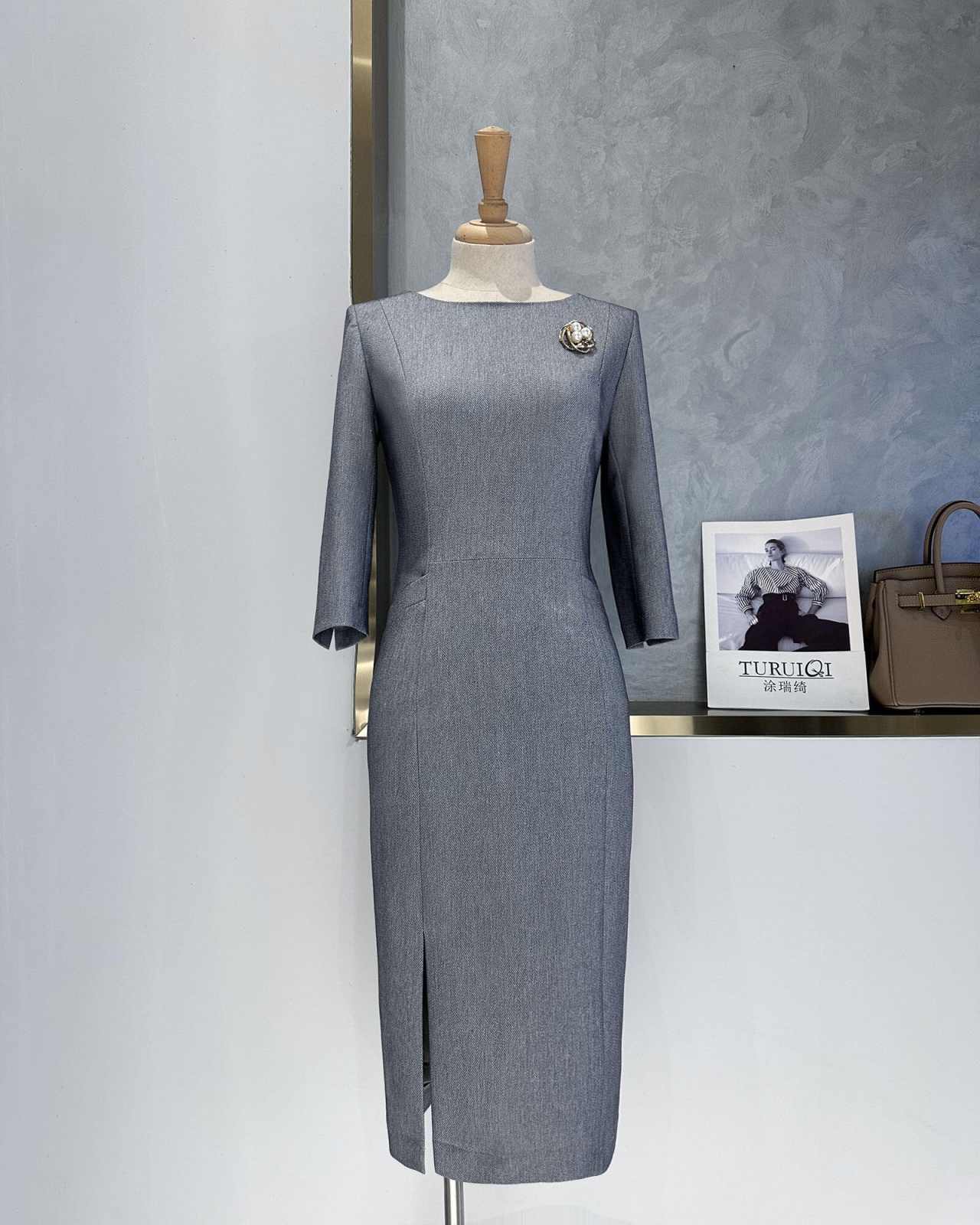エレガントなグレーのペプラムレディーススーツセット、ラウンド - Women Formal Wear For Conference のレビューと価格