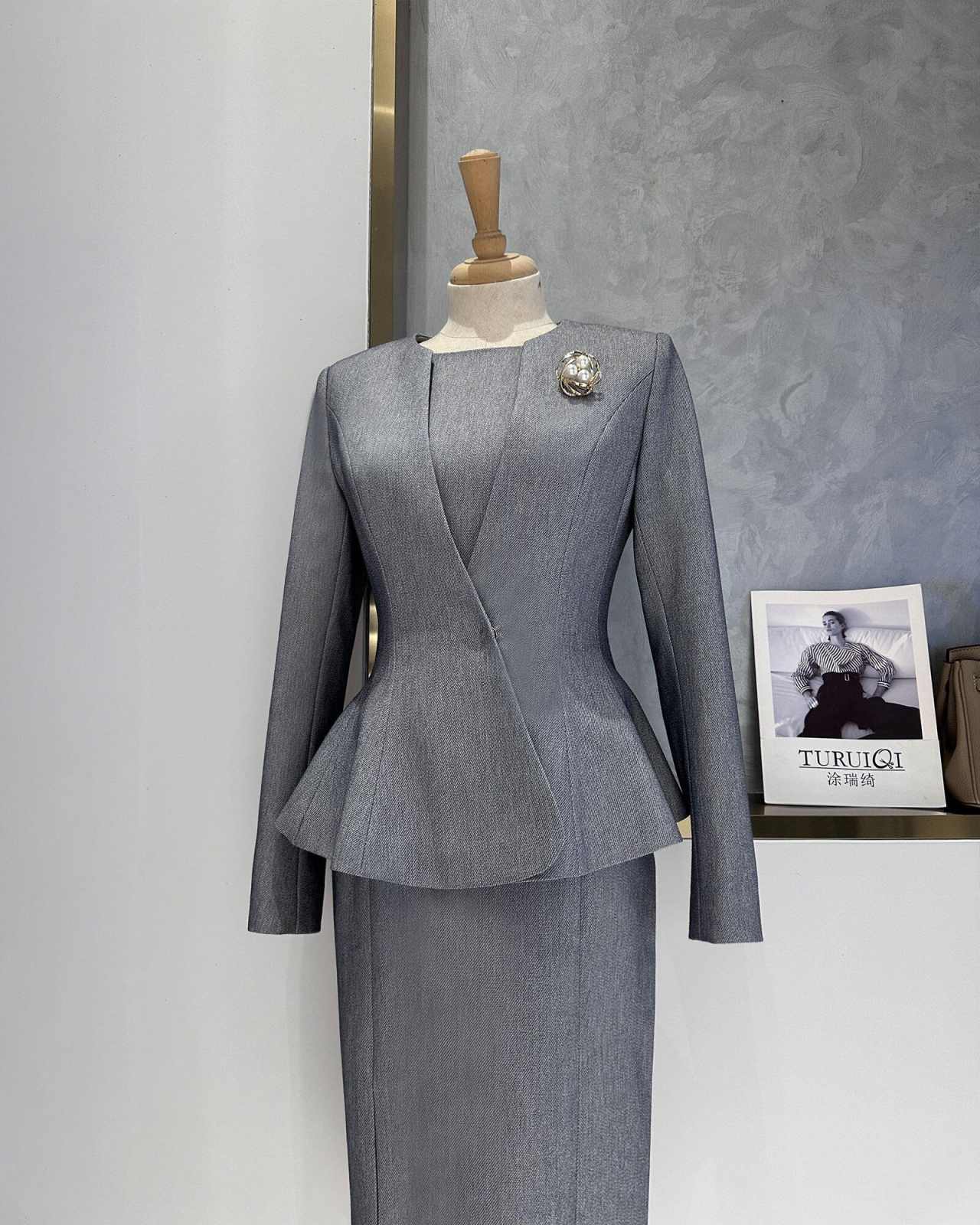エレガントなグレーのペプラムレディーススーツセット、ラウンド - Women Formal Wear For Conference のレビューと価格