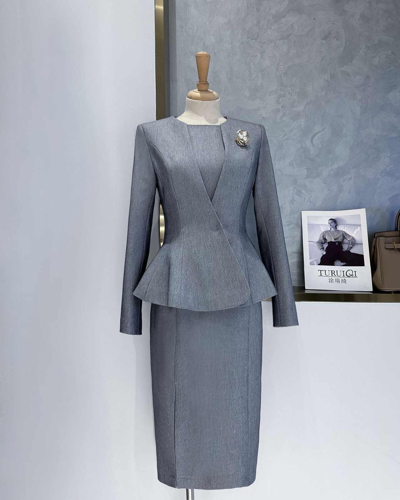 エレガントなグレーのペプラムレディーススーツセット、ラウンド - Women Formal Wear For Conference のレビューと価格